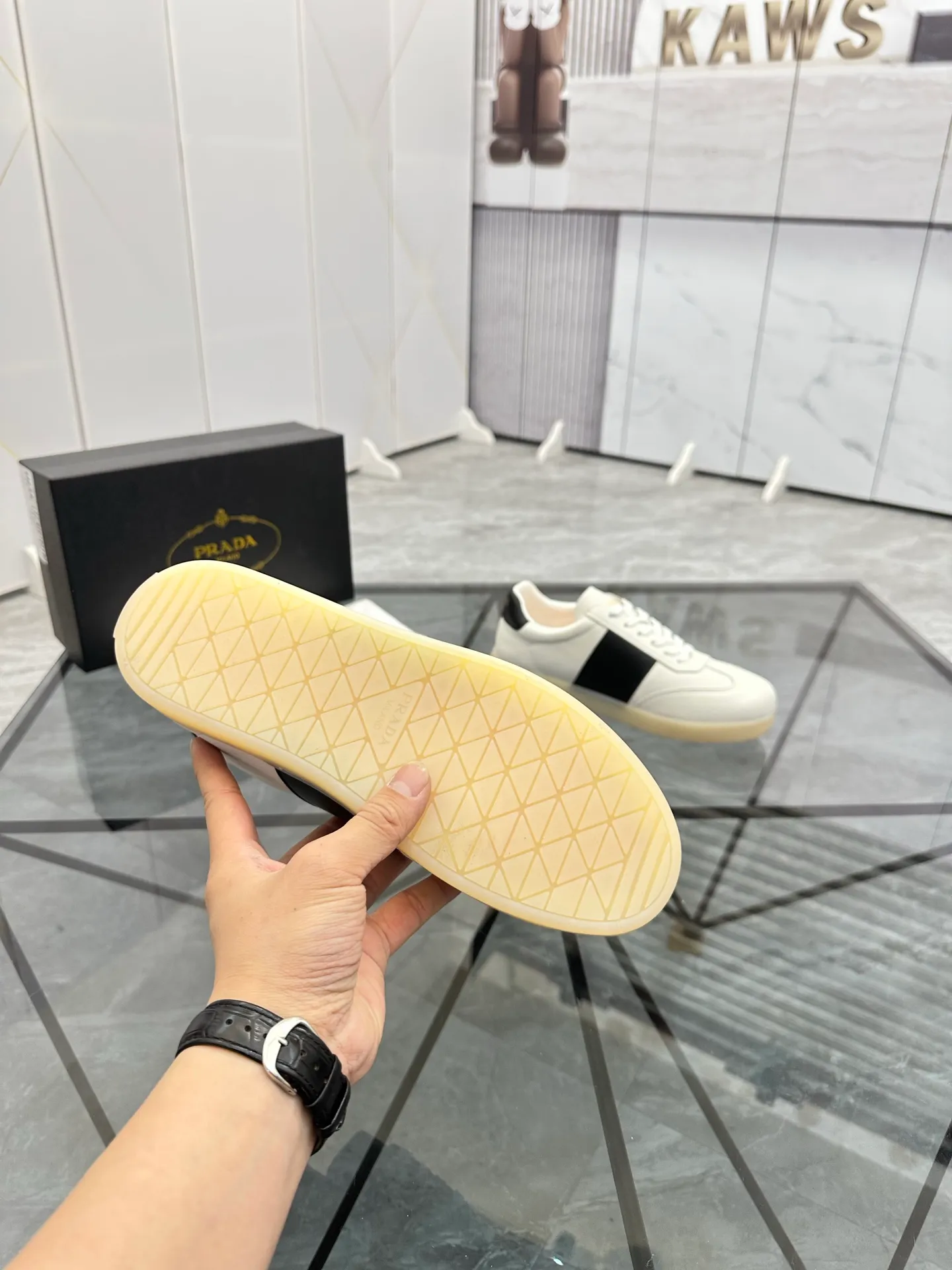 Men's shoes: 💰P400¥ Product trademark: Prada *"Prada*" low-top casual shoes Regular size: 38-44 (can be customized to 45) Product materials: imported cowhide upper, sheepskin lining, original outsole. Number: 020